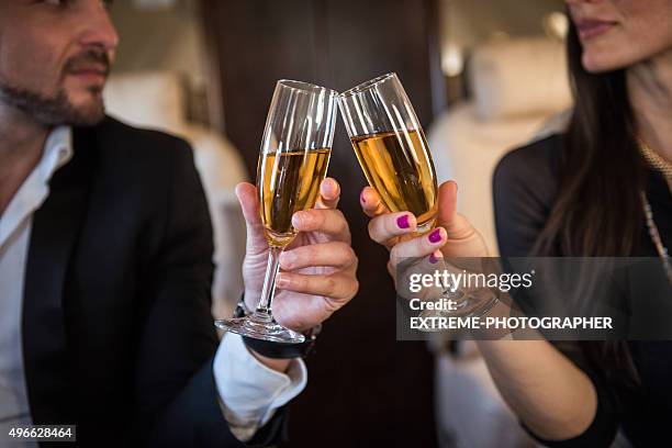 tostar champanhe em avião privado - first class imagens e fotografias de stock