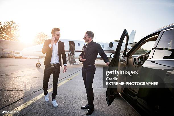 driver waiting for celebrity at the airport - protection luxe stockfoto's en -beelden