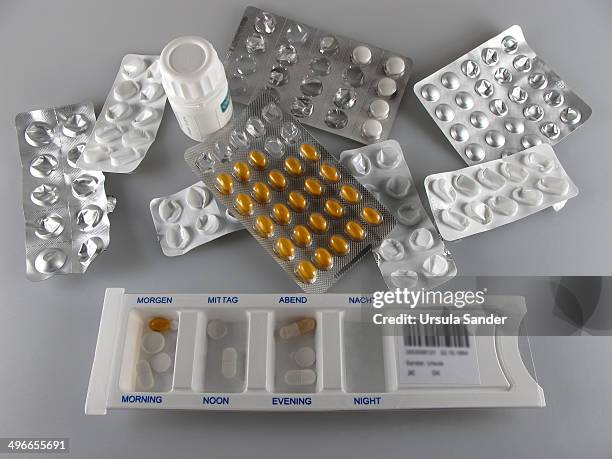blister pack and pillbox - tablettenbox deutsch stock-fotos und bilder