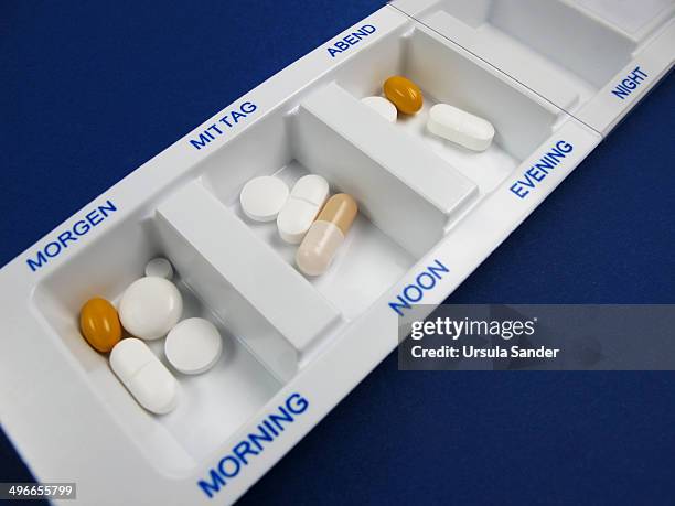pillbox and tablets - tablettenbox deutsch stock-fotos und bilder