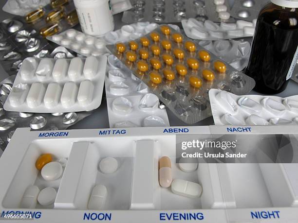 tablets and blisterpack - tablettenbox deutsch stock-fotos und bilder