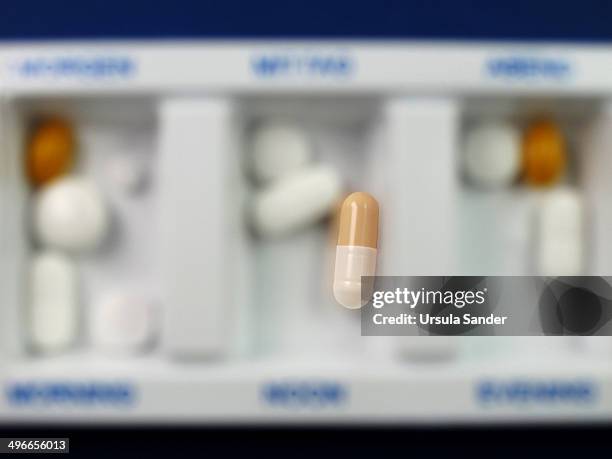 tablets - tablettenbox deutsch stock-fotos und bilder