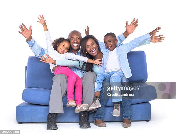 glückliche familie sitzt auf einer couch - sofa freisteller stock-fotos und bilder