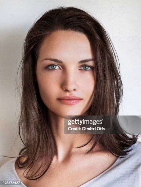 natural beauty portrait of young brunette woman - beautiful woman long hair stock pictures, royalty-free photos & images