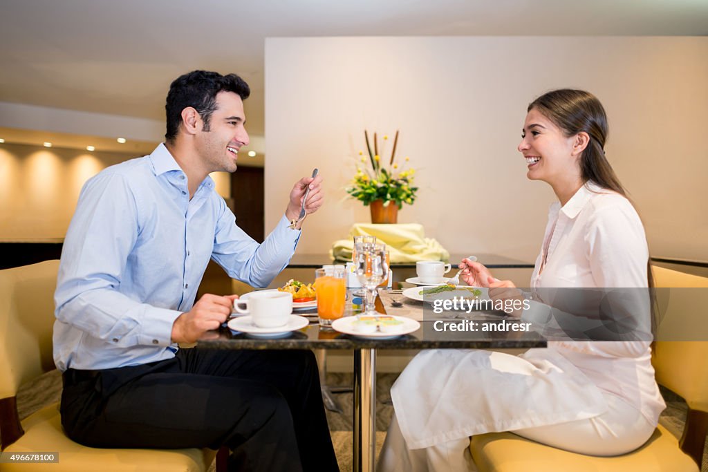Paar essen in einem Hotelrestaurant