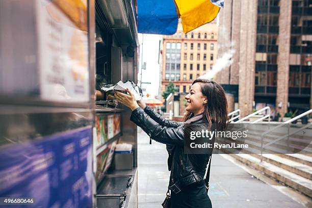 new york food cart customer - food stall stockfoto's en -beelden