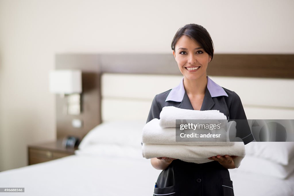 Femme de chambre travaillant dans un hôtel