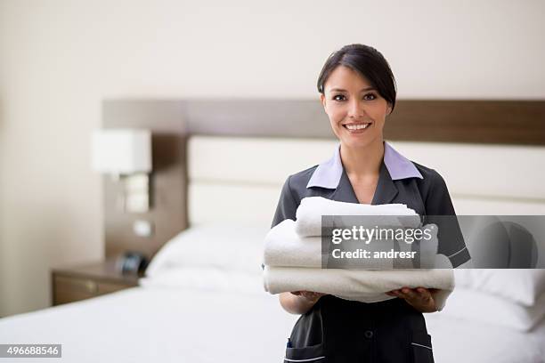 femme de chambre travaillant dans un hôtel - housework photos et images de collection