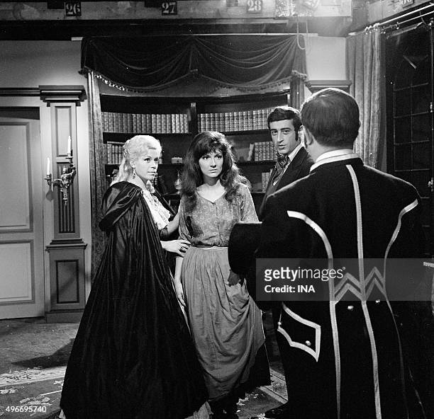 Marianne Girard, Martine Sarcey, Pierre Vernier in the face of Jacques Ramade of back, in the episode "The beautiful gardener" of the "serial"...