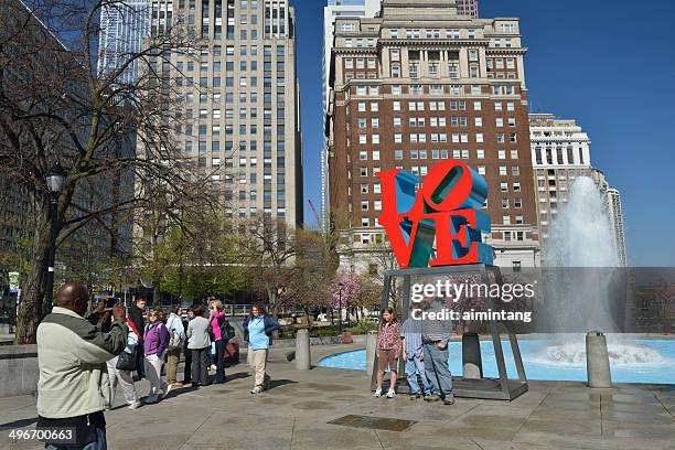 tourists at jfk plaza in philadelphia - john f kennedy plaza philadelphia stock pictures, royalty-free photos & images