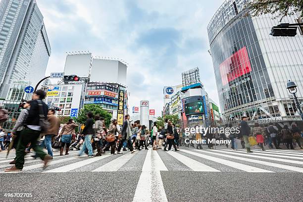 shibuya-kreuzung tokio, japan - shibuya crossing stock-fotos und bilder