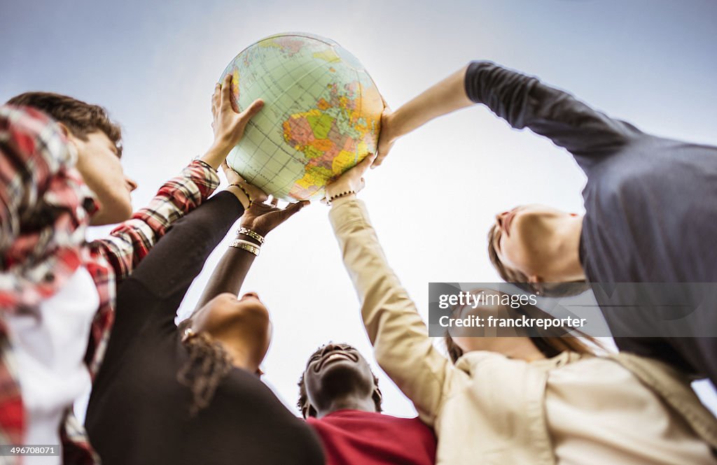 Adolescentes atingir o mundo no campus