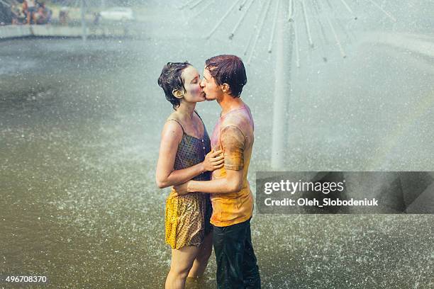 couple kissing in fountain - couples kissing shower stockfoto's en -beelden