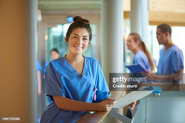 junge krankenschwester portrait im krankenhaus - krankenhaus personal stock-fotos und bilder