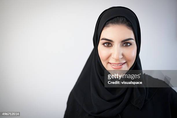 sonriente mujer retrato de medio oriente - emirati face smile fotografías e imágenes de stock