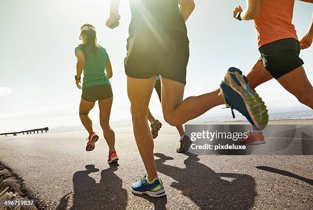 motivação humanos alimenta o motor - tênis calçados esportivos - fotografias e filmes do acervo