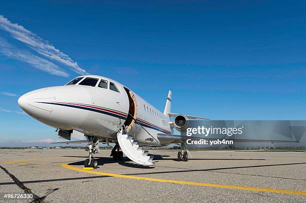 flugzeug für private flüge - privatsphäre stock-fotos und bilder