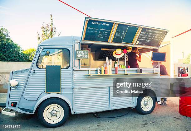 food truck auf der straße - food truck street stock-fotos und bilder
