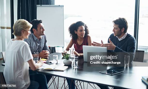 eles acreditam em constante inovação para impressionar os seus clientes - table job imagens e fotografias de stock