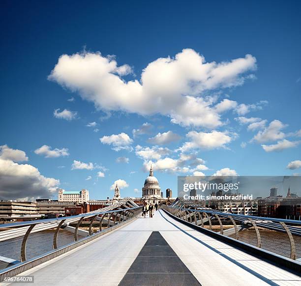 millennium bridge and st paul's cathedral - millennium bridge stockfoto's en -beelden