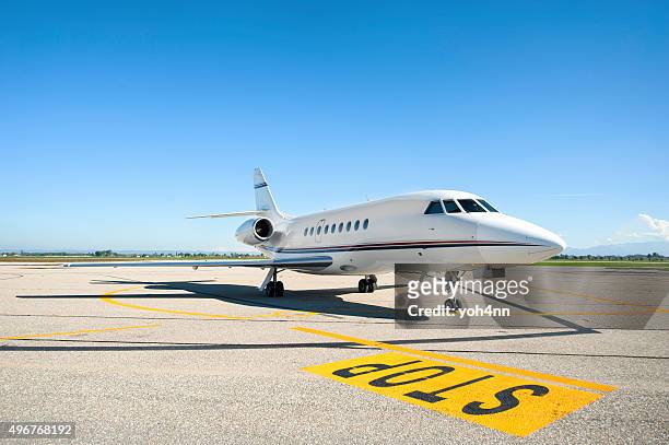 privatflugzeug auf die start- und landebahn - private jet stock-fotos und bilder