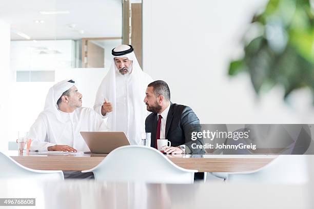 tres hombres de negocios árabe en reunión de negocios en la oficina moderna - etnias de oriente medio fotografías e imágenes de stock