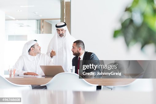 Tre Arabi uomini d'affari nella riunione di lavoro in ufficio moderno Tre Arabi uomini d'affari nella riunione di lavoro in ufficio moderno