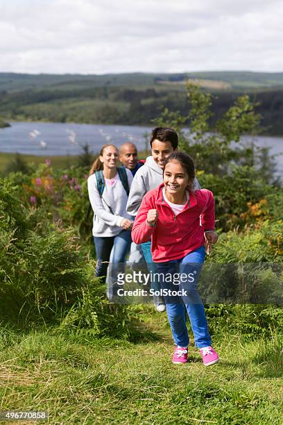 avventura per tutta la famiglia - family hiking in spring outdoors foto e immagini stock
