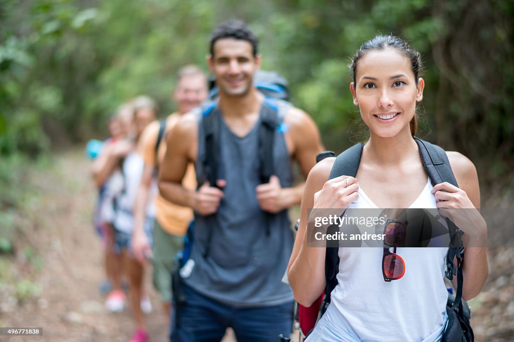 Asiatische Frau Wandern mit einigen Freunden