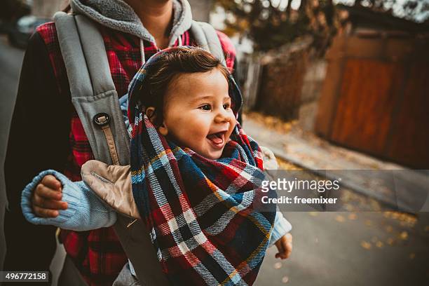 happy bebé - portabebés fotografías e imágenes de stock
