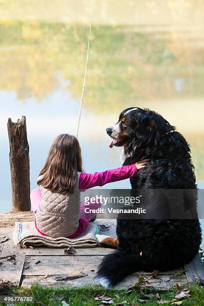 petite fille et chien à la pêche - animal back stock photos et images de collection