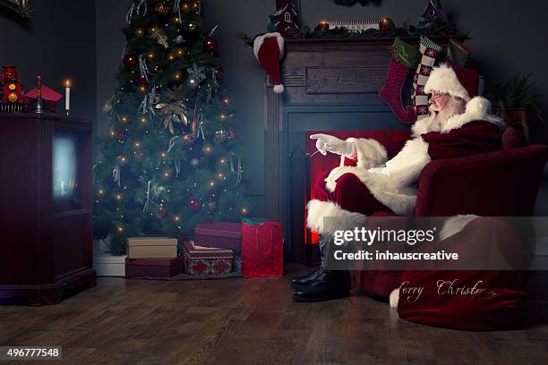 retrato de santa claus viendo televisión real - the real santa claus fotografías e imágenes de stock