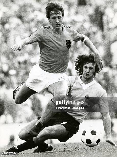 Johan Cruijff of the Netherlands, Fernando Morena of Uruguay during the World Cup match between Uruguay and the Netherlands on june 15, 1974 in...