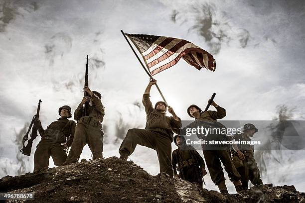 us army soldiers on hill with american flag - iwo jima stock pictures, royalty-free photos & images