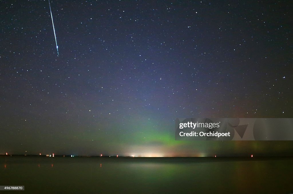 Taurid lluvia de meteoritos y de Aurora