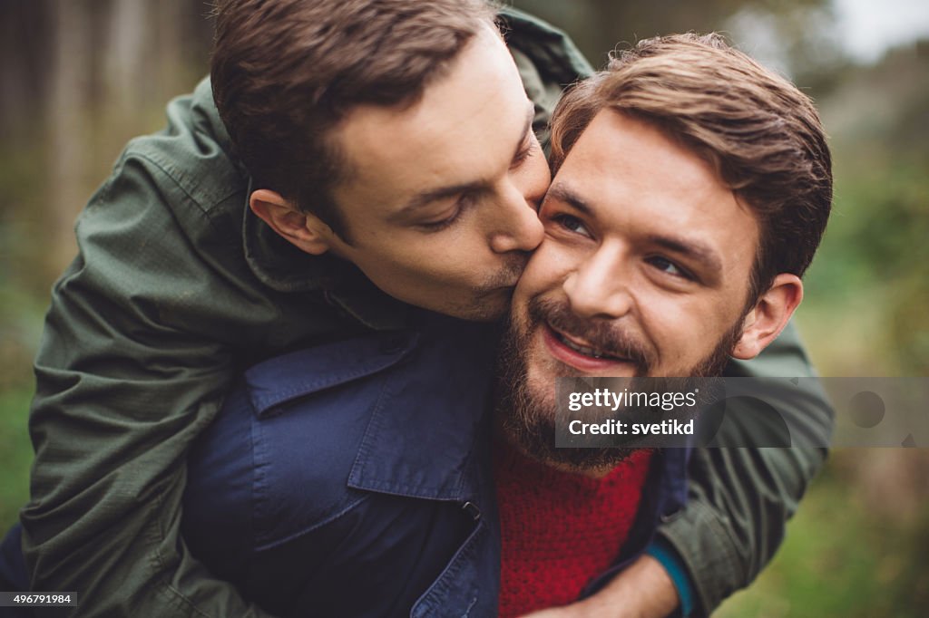 Gay paar Spaß im Freien.