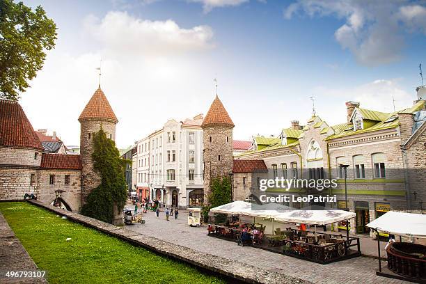 nevski la entrada de la ciudad antigua - tallin fotografías e imágenes de stock
