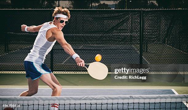 retro pickleball player - table tennis paddle stockfoto's en -beelden