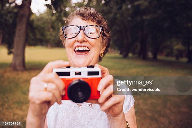 a avó com câmera retro - maquina fotografica antiga imagens e fotografias de stock