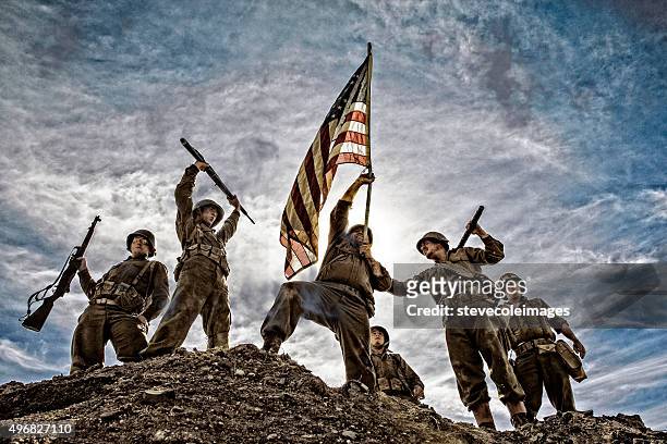 uns armee soldaten auf hill mit amerikanischer flagge - battlefield stock-fotos und bilder