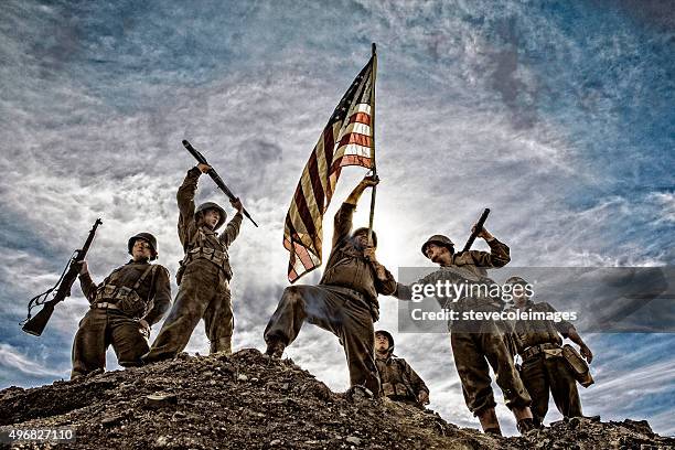 us army soldiers on hill con bandera estadounidense - infantería de marina estadounidense fotografías e imágenes de stock