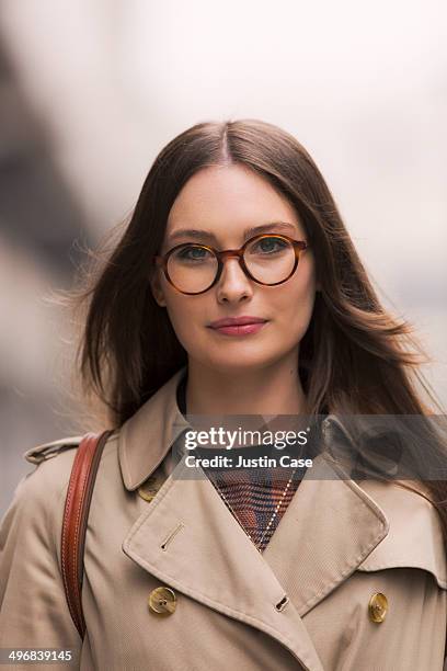 portrait of a brunette smiling woman with glasses - acessório ocular - fotografias e filmes do acervo