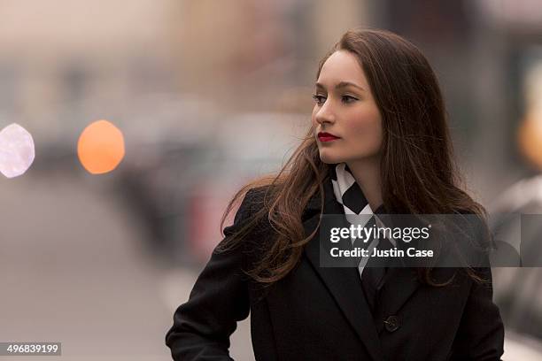 classy urban woman staring away in the city - casaco preto - fotografias e filmes do acervo