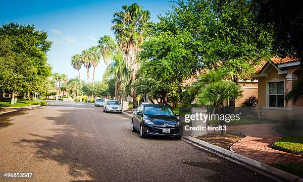 calle típica zona residencial en texas - mcallen texas fotografías e imágenes de stock