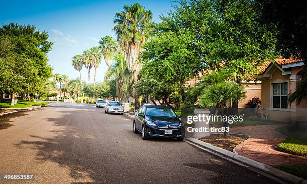 típica rua residencial no texas - mcallen texas imagens e fotografias de stock