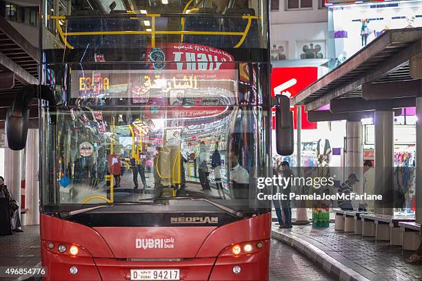 dubai public transit bus waiting for night shoppers in deira - dubai deira stock pictures, royalty-free photos & images