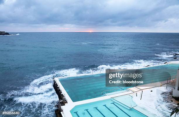 am frühen morgen und bondi beach - bondi pool stock-fotos und bilder