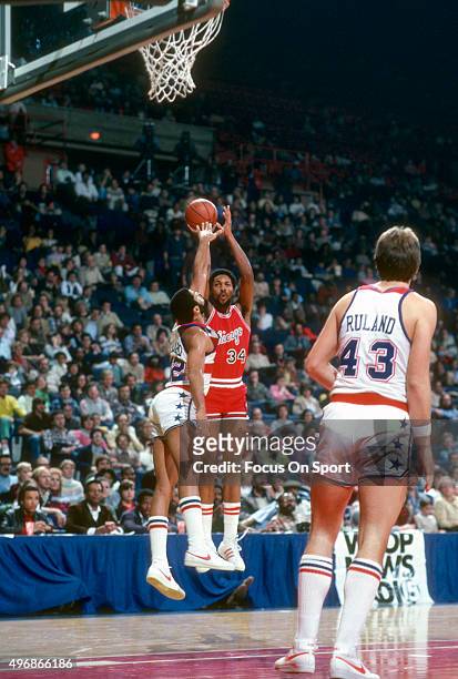 David Greenwood of the Chicago Bulls shoots over Greg Ballard of the Washington Bullets during an NBA basketball game circa 1981 at the Capital...