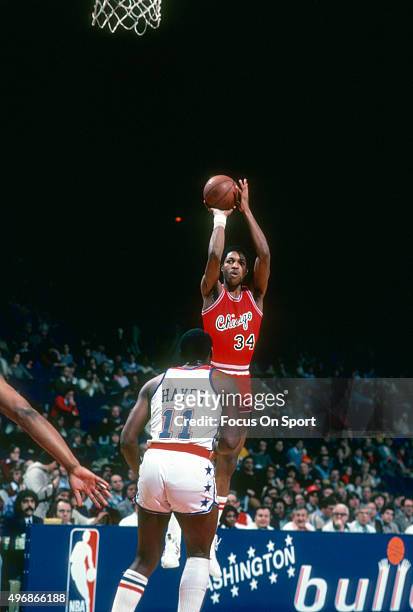 David Greenwood of the Chicago Bulls shoots over Elvin Hayes of the Washington Bullets during an NBA basketball game circa 1980 at the Capital Centre...