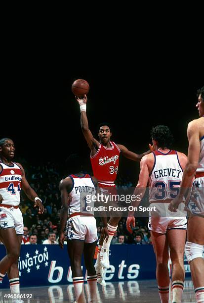 David Greenwood of the Chicago Bulls shoots over Kevin Porter of the Washington Bullets during an NBA basketball game circa 1980 at the Capital...
